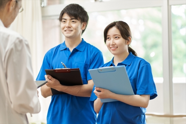 話を聞くスタッフ