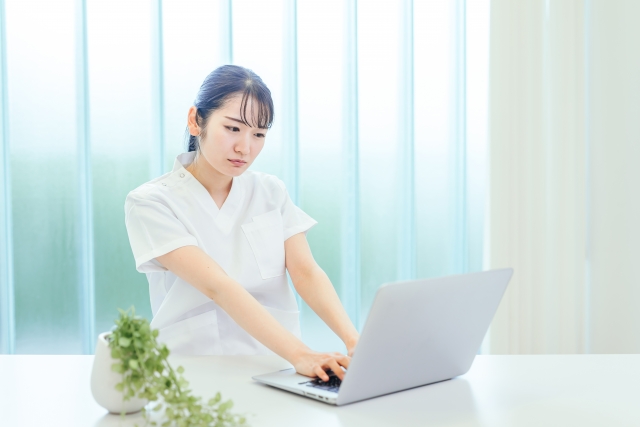 考えるスタッフ