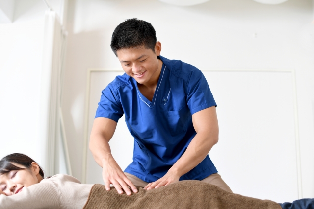 リハビリをする女性とスタッフ