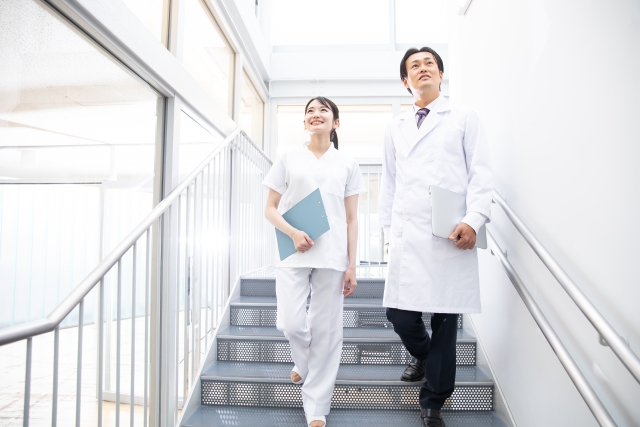 階段をおりるスタッフ