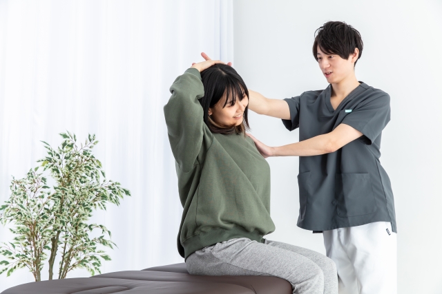 リハビリをする女性とスタッフ