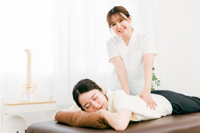 施術するスタッフと女性