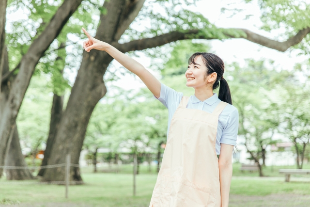 指をさすスタッフ