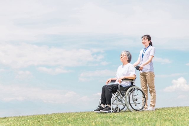 車いすに乗る高齢者とスタッフ