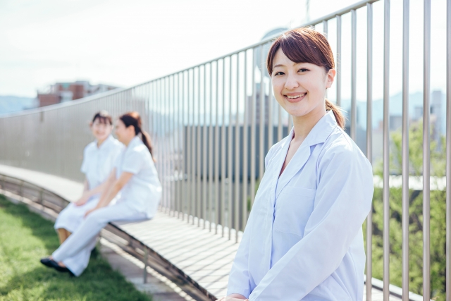 テラスで微笑むスタッフ