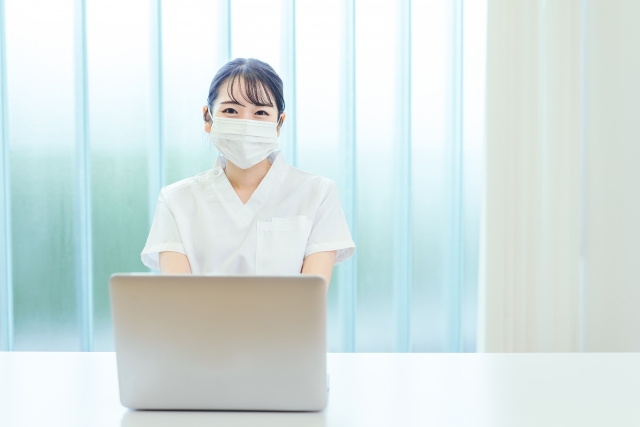 パソコンの前に座るスタッフ