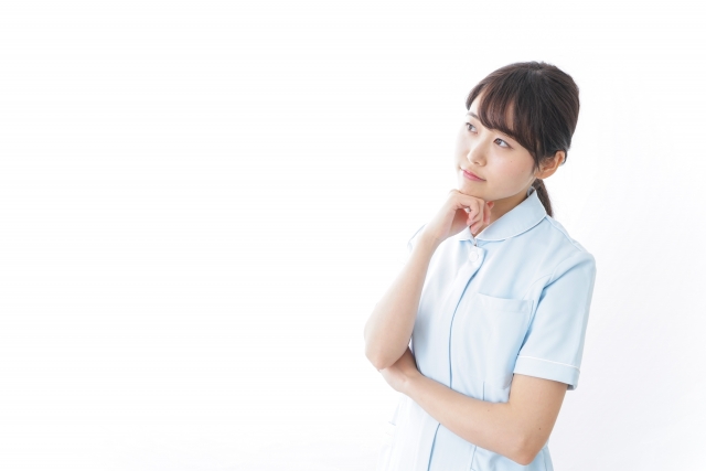 考えるスタッフ