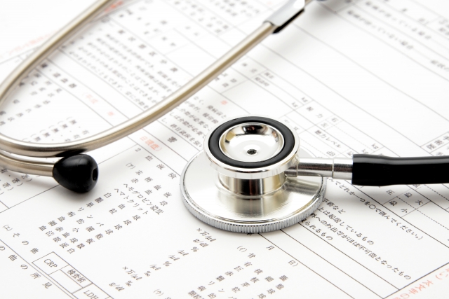 書類と聴診器