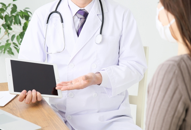 聴き取りをする医師