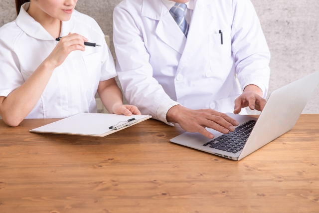 打ち合わせをする医師たち