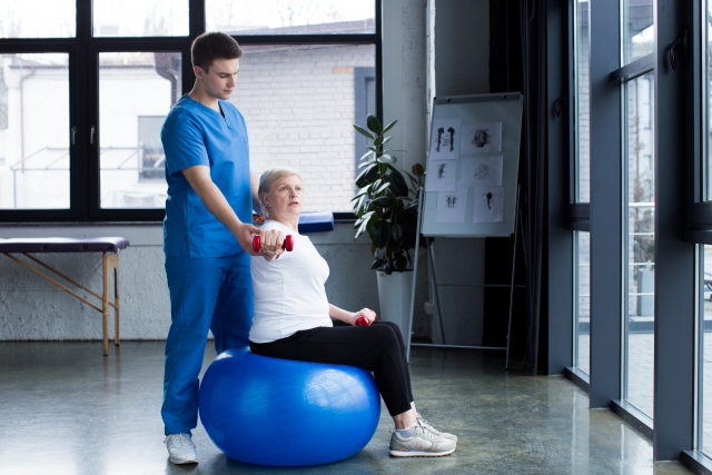 バランスボールを使ったリハビリ