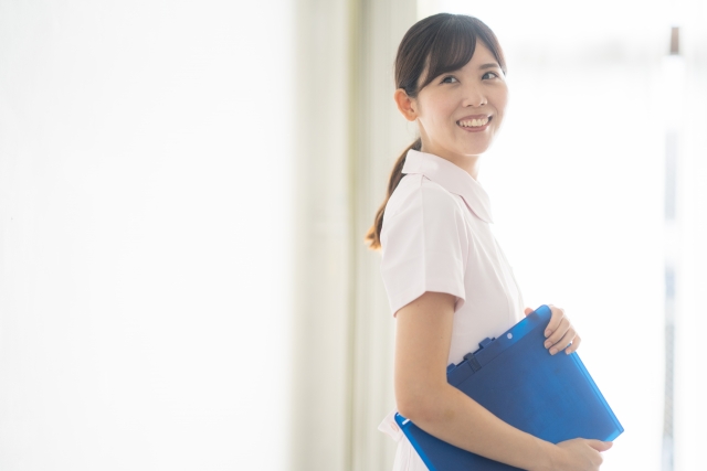 振り向いて微笑むスタッフ