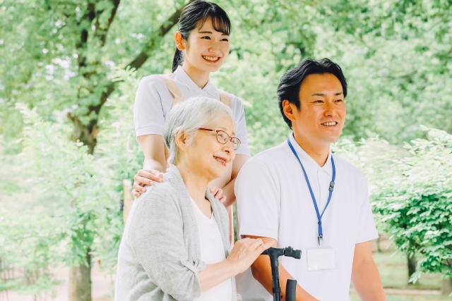 微笑む高齢者とスタッフたち