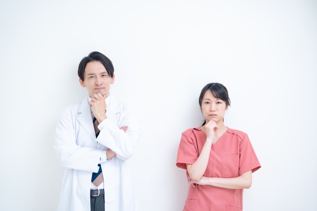 考えるスタッフたち