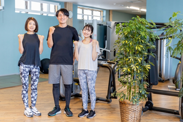 ガッツポーズをする男女