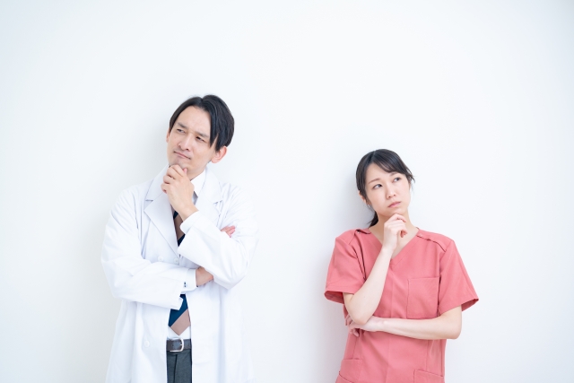 考える男女スタッフ