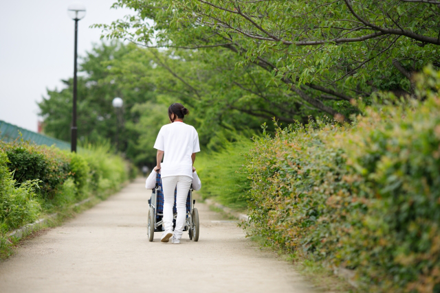 車いすを押す女性