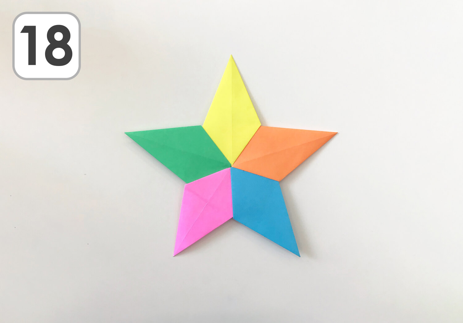 超簡単 折り紙で作る星のアイデアまとめ Lalaほいく ららほいく