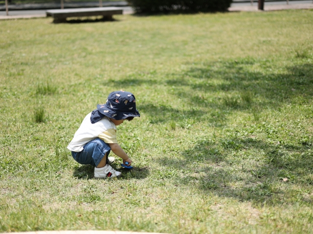 公園で遊ぶ子ども