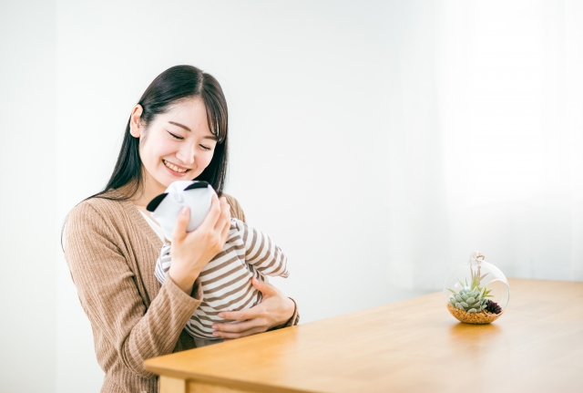 赤ちゃんを抱っこする女性