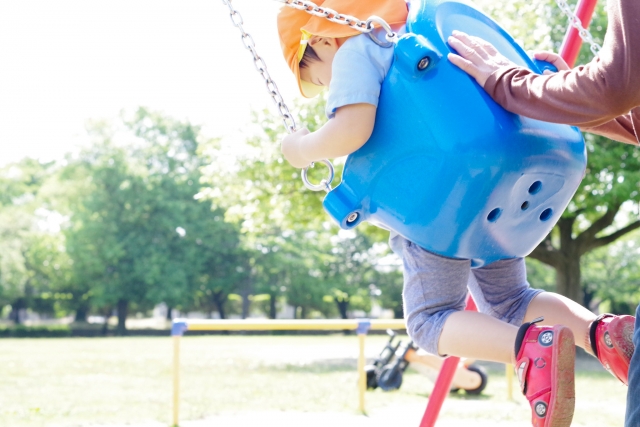 ブランコに乗る子供