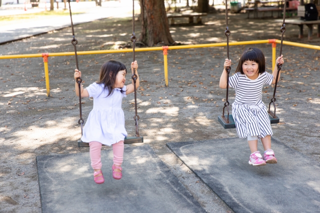 ブランコに乗った女の子たち