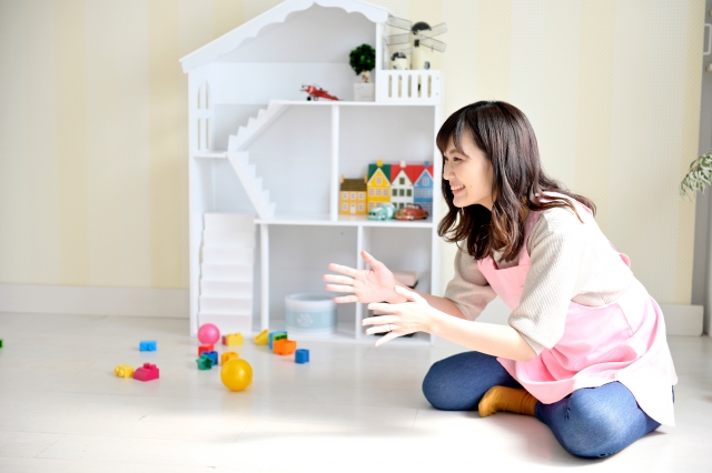 笑顔で遊ぶ保育士さん