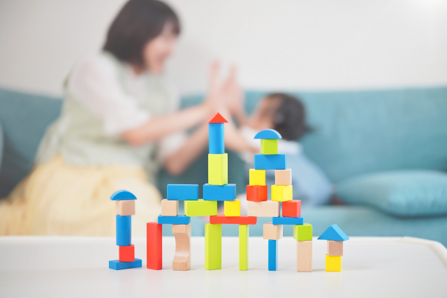 積み木で遊ぶ親子