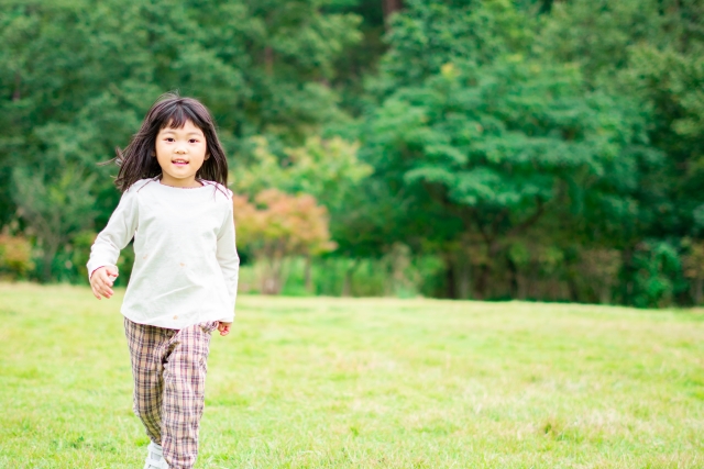 草原を走る女の子