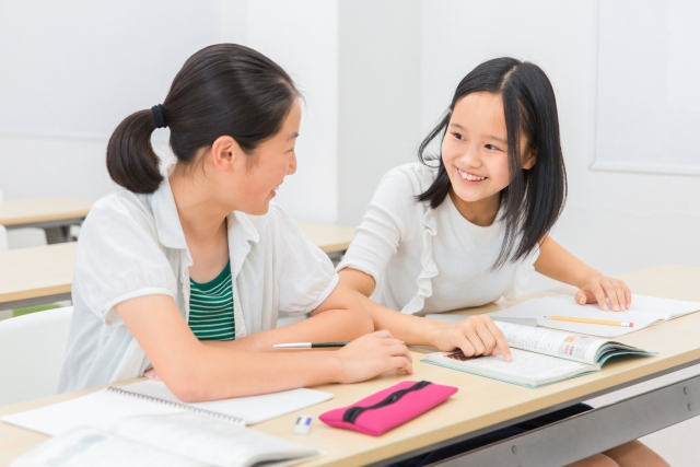 笑顔で話をする子供たち