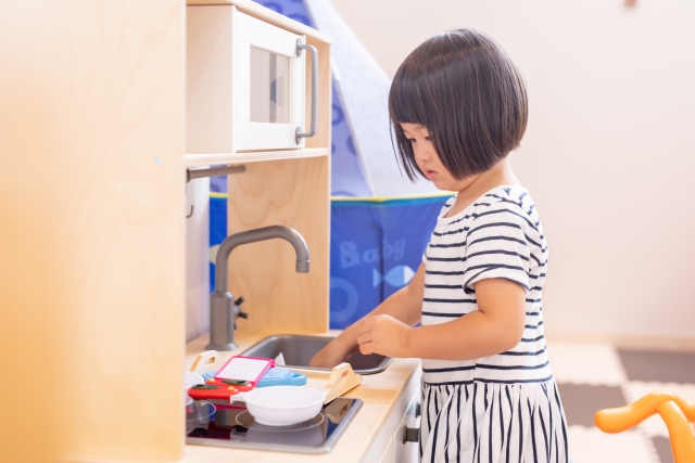 見立て遊びをする子供