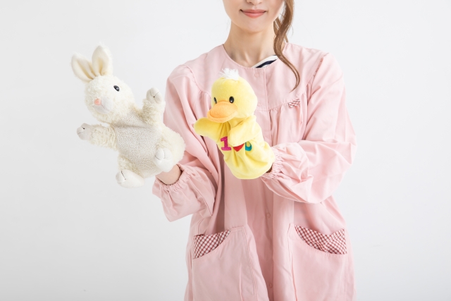 人形を使って室内遊びの様子