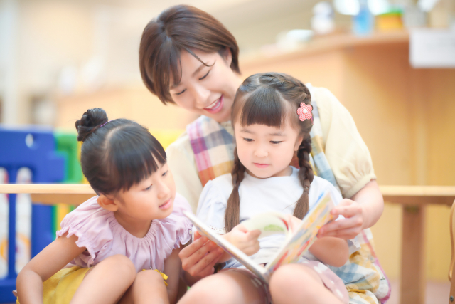 読み聞かせをする保育士さん