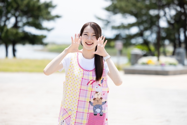 手を添えている笑顔の保育士さん