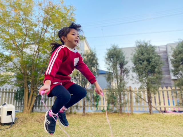 縄跳びをする女の子