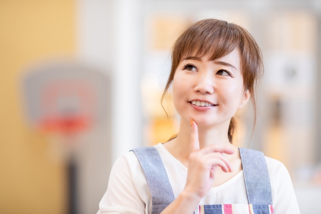 考える保育士さん