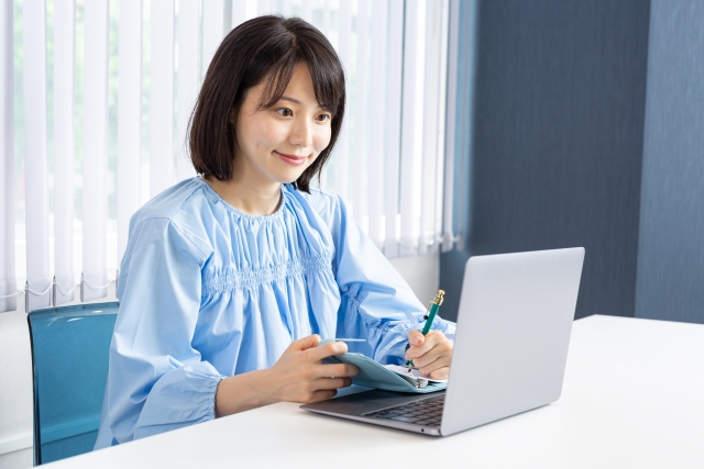 パソコンに向かう保育士さん