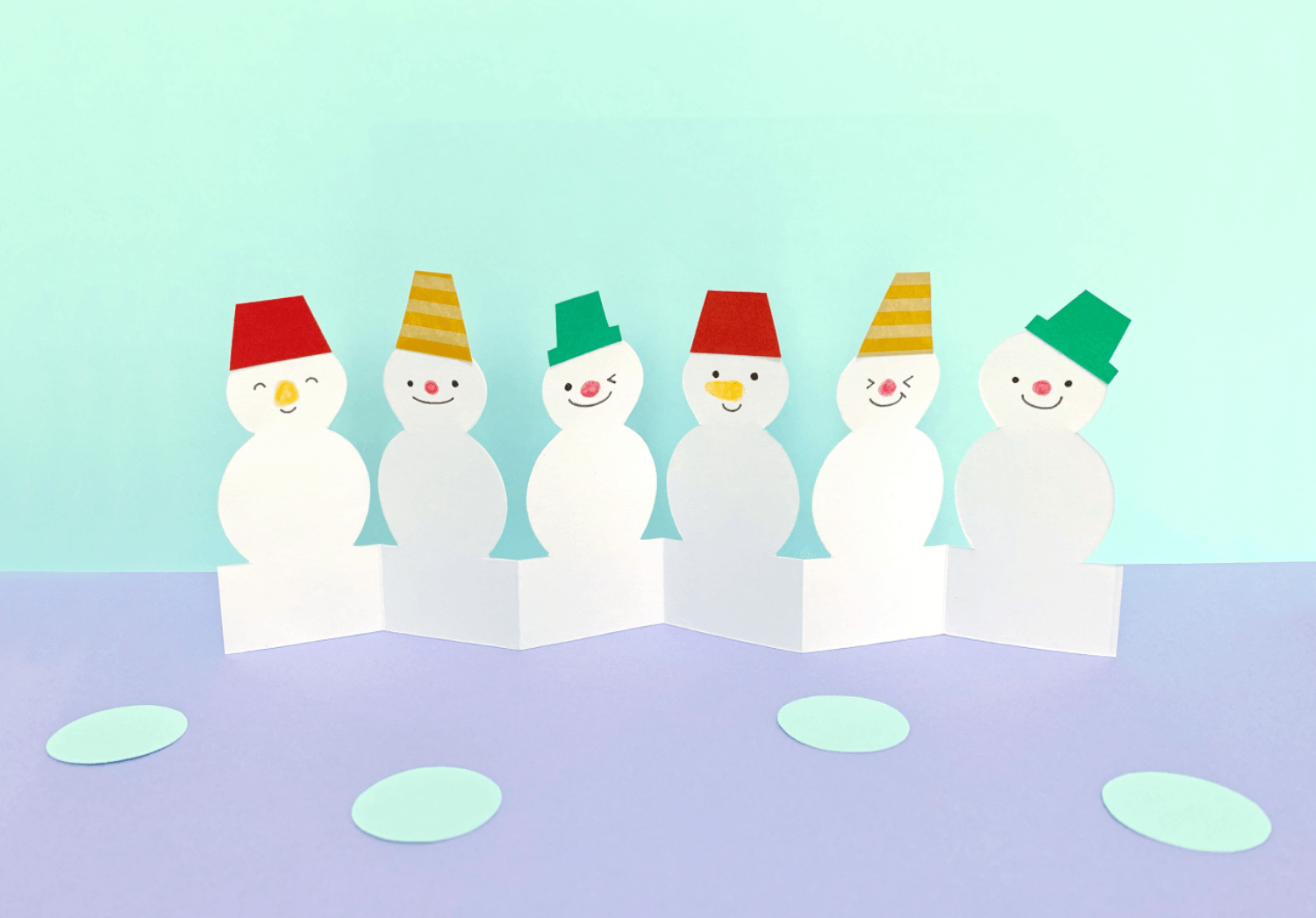 切り紙のつながる雪だるま