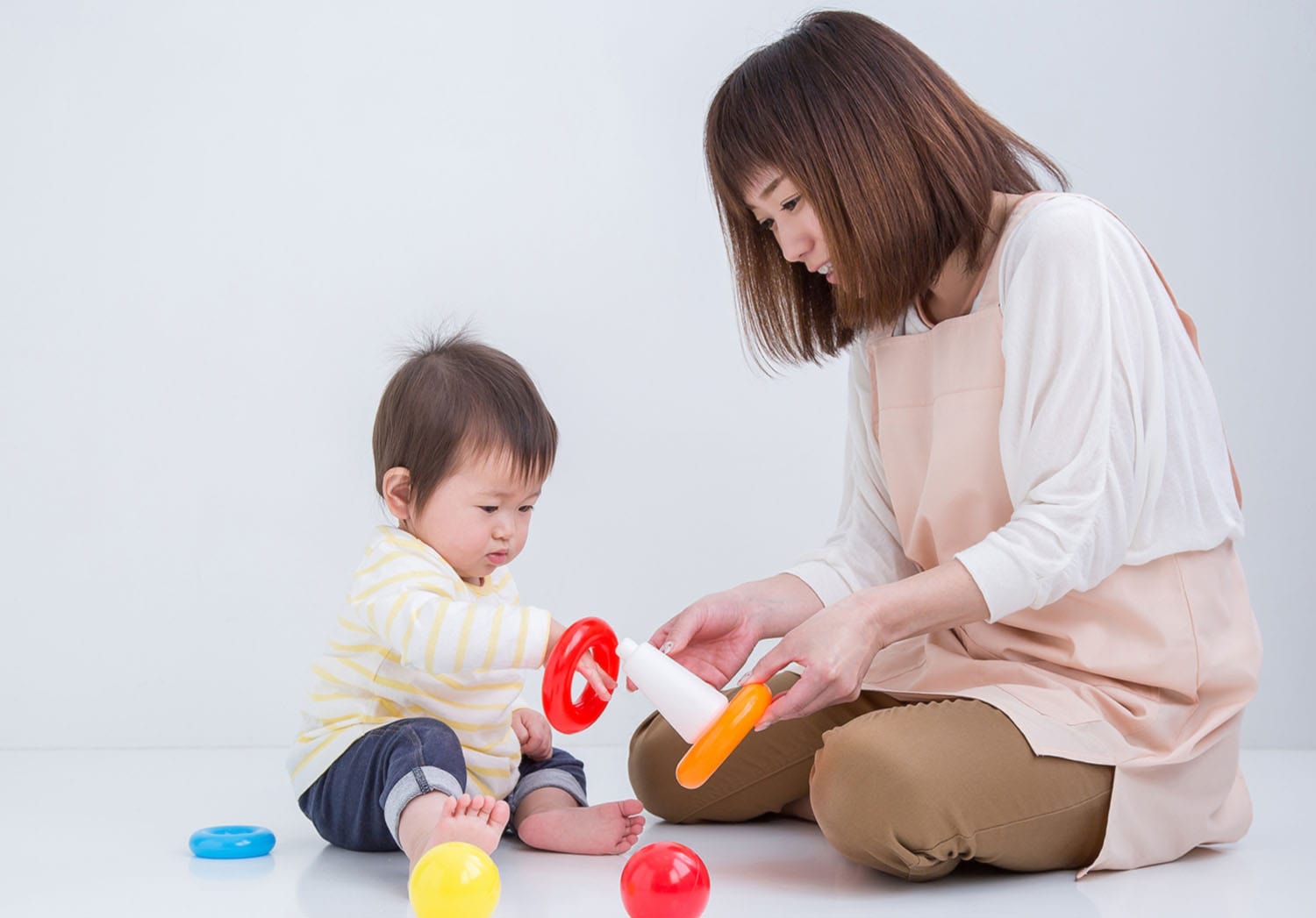おもちゃで遊ぶ子どもと保育士