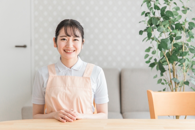 微笑む保育士さん