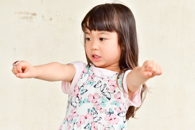 両手を前に出す女の子