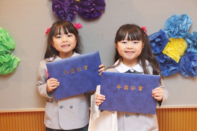 卒園証書をもって笑う園児たち