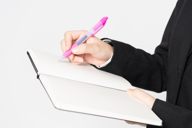 日記を書く人の手