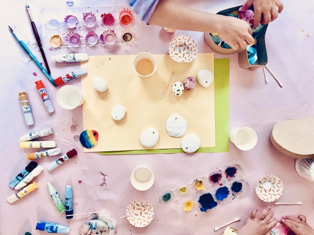 紙粘土に色を付ける