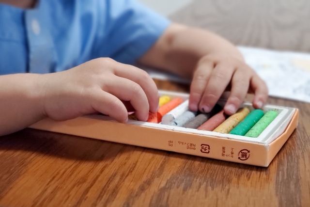 クレヨンを触る手