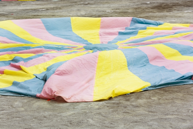 地面の上のパラバルーン