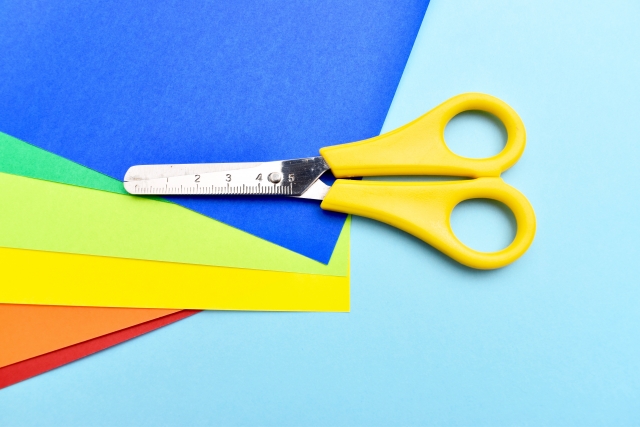 ハサミと色紙