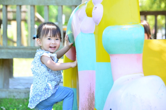 遊具で遊ぶ子供