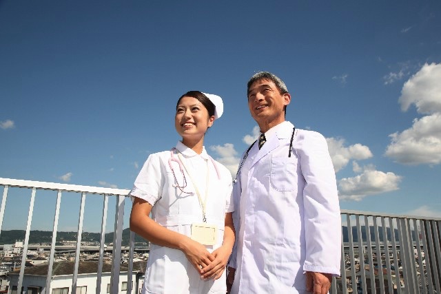 医師と看護師　屋上空を見上げる