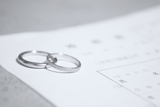 婚姻届と指輪